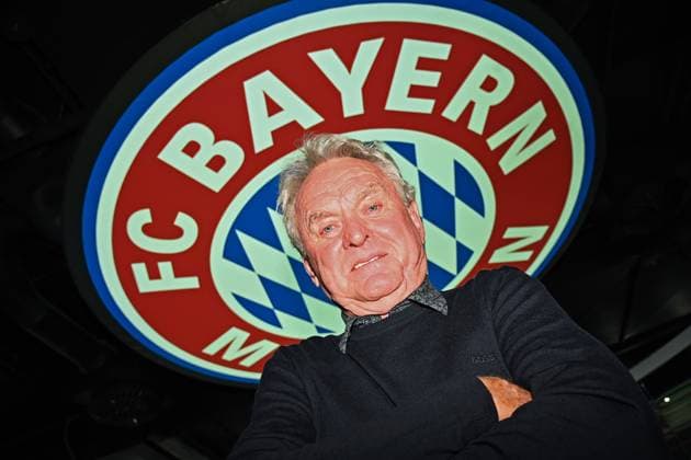 Sepp MAIER (Ex Fussball Torwart), Einzelbild,angeschnittenes Einzelmotiv,Portraet,Portrait,Porträt. vor FC Bayern Muenchen Vereinswappen,Vereinsemblem,Logo.