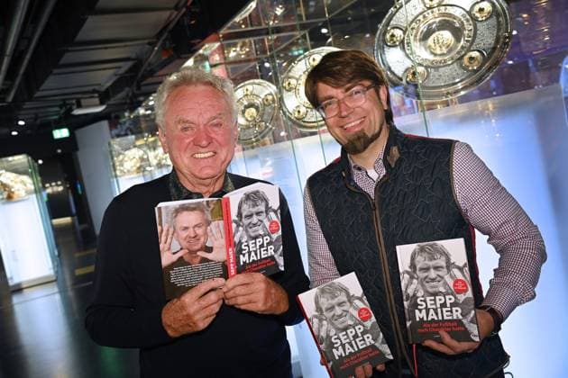 Sepp MAIER und sein neues Buch: ALS DER FUSSBALL NOCH CHARAKTER HATTE. Re:Dr. Lambert SCHEER (Geschaeftsfuehrender Gesellschafter Coppenrath Verlag. Sepp Maier. Einer, der viel erlebt und daher eine Menge zu erzaehlen hat. Seine lange Reise mit dem Fussball beschreibt er in seinem Buch,das am 8. Oktober im Coppenrath Verlag erscheint. Geplant ist auch noch eine TV Doku, die auf das Buch basiert.