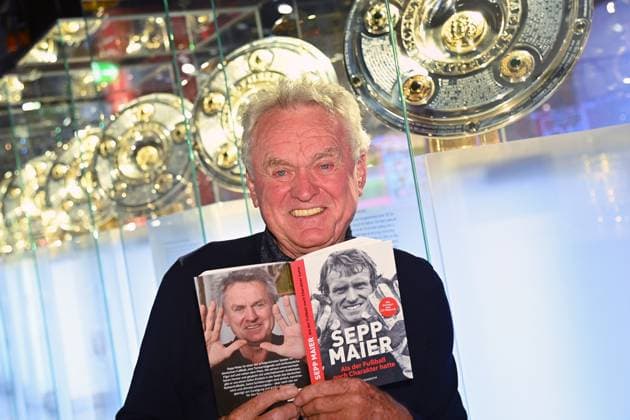 Sepp MAIER und sein neues Buch: ALS DER FUSSBALL NOCH CHARAKTER HATTE Sepp Maier. Einer, der viel erlebt und daher eine Menge zu erzaehlen hat. Seine lange Reise mit dem Fussball beschreibt er in seinem Buch,das am 8. Oktober im Coppenrath Verlag erscheint.Geplant ist auch noch eine TV Doku, die auf das Buch basiert.