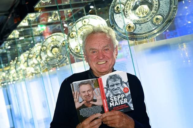 Sepp MAIER und sein neues Buch: ALS DER FUSSBALL NOCH CHARAKTER HATTE Sepp Maier. Einer, der viel erlebt und daher eine Menge zu erzaehlen hat. Seine lange Reise mit dem Fussball beschreibt er in seinem Buch,das am 8. Oktober im Coppenrath Verlag erscheint.Geplant ist auch noch eine TV Doku, die auf das Buch basiert.