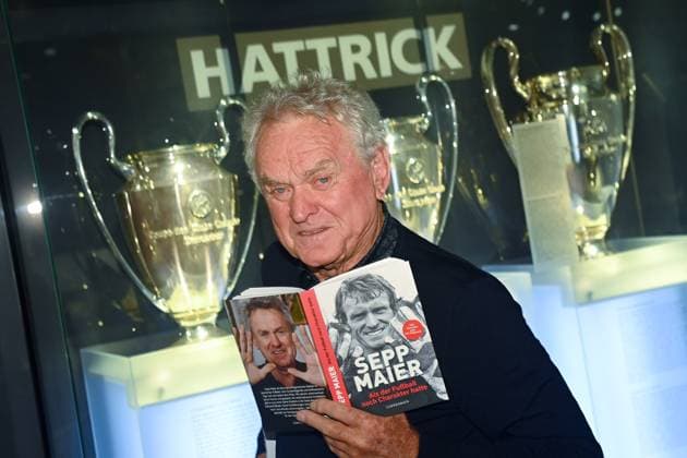 Sepp MAIER und sein neues Buch: ALS DER FUSSBALL NOCH CHARAKTER HATTE Sepp Maier. Einer, der viel erlebt und daher eine Menge zu erzaehlen hat. Seine lange Reise mit dem Fussball beschreibt er in seinem Buch,das am 8. Oktober im Coppenrath Verlag erscheint.Geplant ist auch noch eine TV Doku, die auf das Buch basiert.