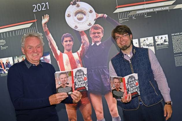 Sepp MAIER und sein neues Buch: ALS DER FUSSBALL NOCH CHARAKTER HATTE. Re:Dr. Lambert SCHEER (Geschaeftsfuehrender Gesellschafter Coppenrath Verlag. Sepp Maier. Einer, der viel erlebt und daher eine Menge zu erzaehlen hat. Seine lange Reise mit dem Fussball beschreibt er in seinem Buch,das am 8. Oktober im Coppenrath Verlag erscheint. Geplant ist auch noch eine TV Doku, die auf das Buch basiert.