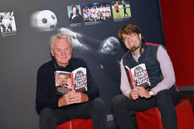Sepp MAIER und sein neues Buch: ALS DER FUSSBALL NOCH CHARAKTER HATTE. Re:Dr. Lambert SCHEER (Geschaeftsfuehrender Gesellschafter Coppenrath Verlag. Sepp Maier. Einer, der viel erlebt und daher eine Menge zu erzaehlen hat. Seine lange Reise mit dem Fussball beschreibt er in seinem Buch,das am 8. Oktober im Coppenrath Verlag erscheint. Geplant ist auch noch eine TV Doku, die auf das Buch basiert.