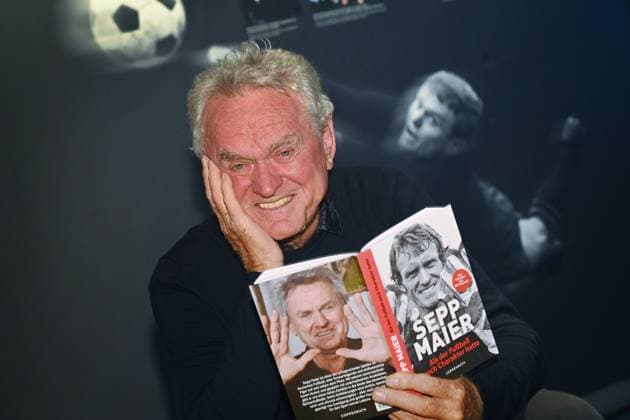 Sepp MAIER und sein neues Buch: ALS DER FUSSBALL NOCH CHARAKTER HATTE Sepp Maier. Einer, der viel erlebt und daher eine Menge zu erzaehlen hat. Seine lange Reise mit dem Fussball beschreibt er in seinem Buch,das am 8. Oktober im Coppenrath Verlag erscheint. Geplant ist auch noch eine TV Doku, die auf das Buch basiert.