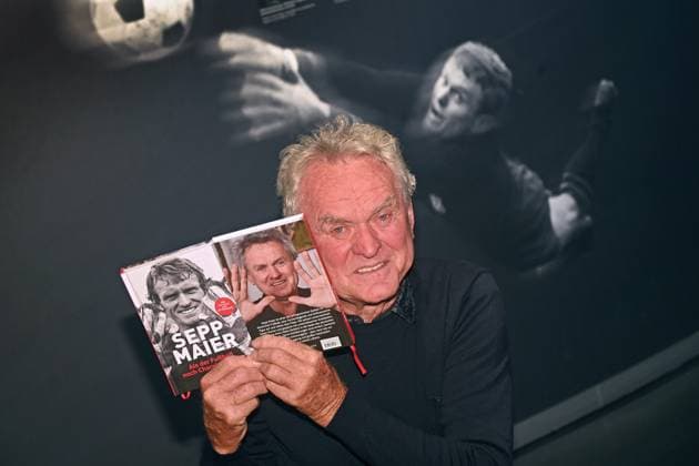 Sepp MAIER und sein neues Buch: ALS DER FUSSBALL NOCH CHARAKTER HATTE Sepp Maier. Einer, der viel erlebt und daher eine Menge zu erzaehlen hat. Seine lange Reise mit dem Fussball beschreibt er in seinem Buch,das am 8. Oktober im Coppenrath Verlag erscheint.Geplant ist auch noch eine TV Doku, die auf das Buch basiert.