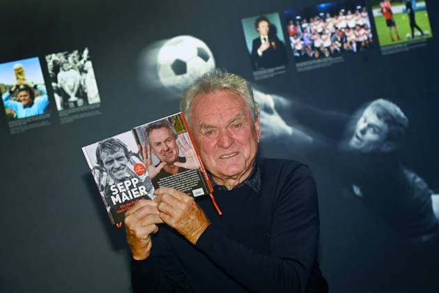 Sepp MAIER und sein neues Buch: ALS DER FUSSBALL NOCH CHARAKTER HATTE Sepp Maier. Einer, der viel erlebt und daher eine Menge zu erzaehlen hat. Seine lange Reise mit dem Fussball beschreibt er in seinem Buch,das am 8. Oktober im Coppenrath Verlag erscheint.Geplant ist auch noch eine TV Doku, die auf das Buch basiert.
