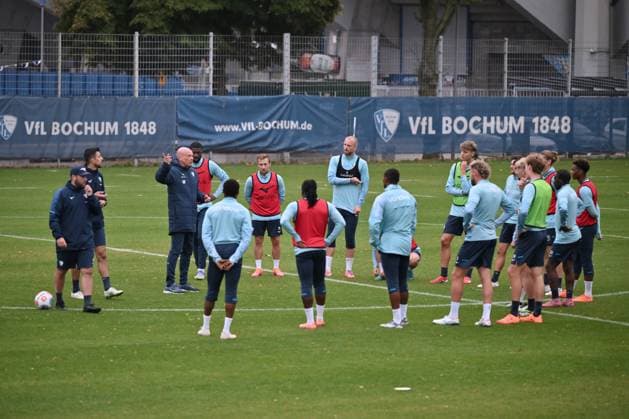 Trainer Uwe Rösler (VfL Bochum), 3. v.li., gibt seinen Spielern Instruktionen 06.10.2025, Fussball 2. Bundesliga, Saison 2025 2026, Training VfL Bochum Bochum Nordrhein Westfalen Deutschland