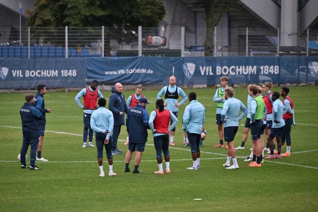 Trainer Uwe Rösler (VfL Bochum), 5. v.li., gibt seinen Spielern Instruktionen 06.10.2025, Fussball 2. Bundesliga, Saison 2025 2026, Training VfL Bochum Bochum Nordrhein Westfalen Deutschland