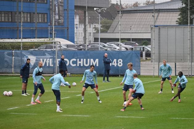 Trainer Uwe Rösler (VfL Bochum), hinten mitte, beobachtet die Trainingseinheit der Spieler 06.10.2025, Fussball 2. Bundesliga, Saison 2025 2026, Training VfL Bochum Bochum Nordrhein Westfalen Deutschland