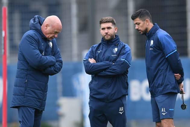 Fußball 1. Bundesliga Training VfL Bochum am 06.10.2025 auf dem Trainingsgelände am Vonovia Ruhrstadion in Bochum Uwe Rösler ( Trainer Cheftrainer Bochum ), links - Alessandro Riedle ( Co-Trainer Bochum ), mitte - Anthony Losilla ( Co-Trainer Bochum ), rechts