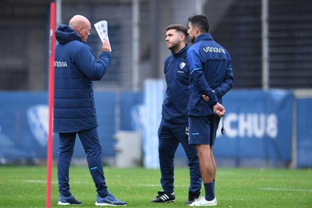 Fußball 1. Bundesliga Training VfL Bochum am 06.10.2025 auf dem Trainingsgelände am Vonovia Ruhrstadion in Bochum Uwe Rösler ( Trainer Cheftrainer Bochum ), links - Alessandro Riedle ( Co-Trainer Bochum ), mitte - Anthony Losilla ( Co-Trainer Bochum ), rechts