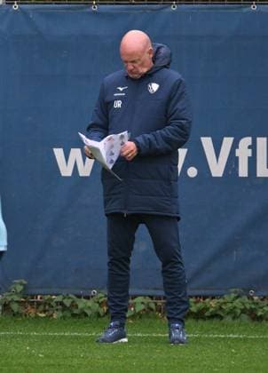 Trainer Uwe Rösler (VfL Bochum) schaut in die Liste mit den Fotos der Spieler 06.10.2025, Fussball 2. Bundesliga, Saison 2025 2026, Training VfL Bochum Bochum Nordrhein Westfalen Deutschland