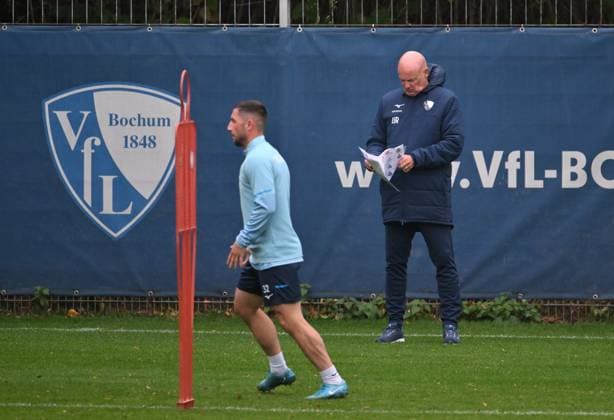 Trainer Uwe Rösler (VfL Bochum) schaut in die Liste mit den Fotos der Spieler 06.10.2025, Fussball 2. Bundesliga, Saison 2025 2026, Training VfL Bochum Bochum Nordrhein Westfalen Deutschland