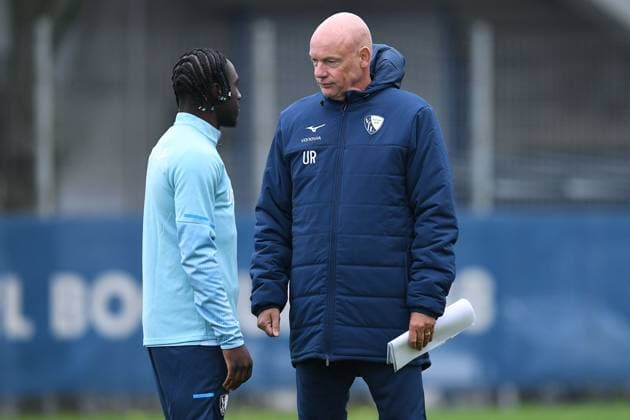 Fußball 1. Bundesliga Training VfL Bochum am 06.10.2025 auf dem Trainingsgelände am Vonovia Ruhrstadion in Bochum Owono-Darnell Keumo ( Bochum ), links - Uwe Rösler ( Trainer Cheftrainer Bochum ), rechts