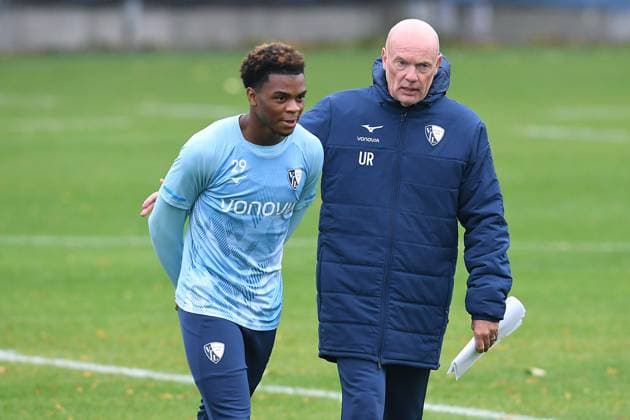 Fußball 1. Bundesliga Training VfL Bochum am 06.10.2025 auf dem Trainingsgelände am Vonovia Ruhrstadion in Bochum Farid Alfa-Ruprecht ( Bochum ), links - Uwe Rösler ( Trainer Cheftrainer Bochum ), rechts