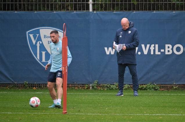 Trainer Uwe Rösler (VfL Bochum) schaut in die Liste mit den Fotos der Spieler 06.10.2025, Fussball 2. Bundesliga, Saison 2025 2026, Training VfL Bochum Bochum Nordrhein Westfalen Deutschland