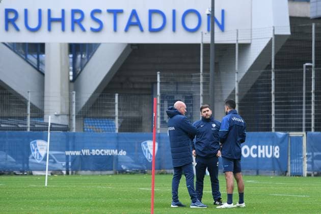 Fußball 1. Bundesliga Training VfL Bochum am 06.10.2025 auf dem Trainingsgelände am Vonovia Ruhrstadion in Bochum Uwe Rösler ( Trainer Cheftrainer Bochum ), links - Alessandro Riedle ( Co-Trainer Bochum ), mitte - Anthony Losilla ( Co-Trainer Bochum ), rechts