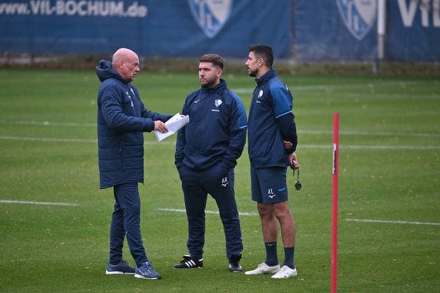 Trainer Uwe Rösler (VfL Bochum), Co Trainer Alessandro Riedle (VfL Bochum), Co Trainer Anthony Losilla (VfL Bochum), v.li. 06.10.2025, Fussball 2. Bundesliga, Saison 2025 2026, Training VfL Bochum Bochum Nordrhein Westfalen Deutschland