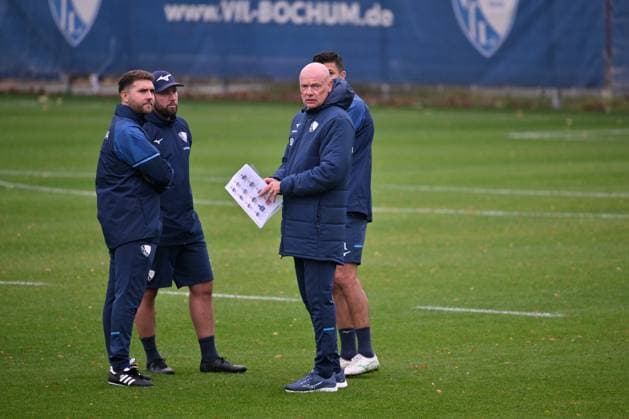 Trainer Uwe Rösler (VfL Bochum), vorne rechts, mit der Spielerliste, v.li., Co Trainer Alessandro Riedle (VfL Bochum), Co Trainer Marc-Andre Kruska (VfL Bochum), Co Trainer Anthony Losilla (VfL Bochum) 06.10.2025, Fussball 2. Bundesliga, Saison 2025 2026, Training VfL Bochum Bochum Nordrhein Westfalen Deutschland