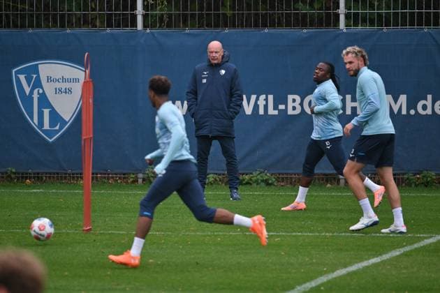 Trainer Uwe Rösler (VfL Bochum), rechts Michael Obafemi (VfL Bochum), Philipp Strompf (VfL Bochum) 06.10.2025, Fussball 2. Bundesliga, Saison 2025 2026, Training VfL Bochum Bochum Nordrhein Westfalen Deutschland