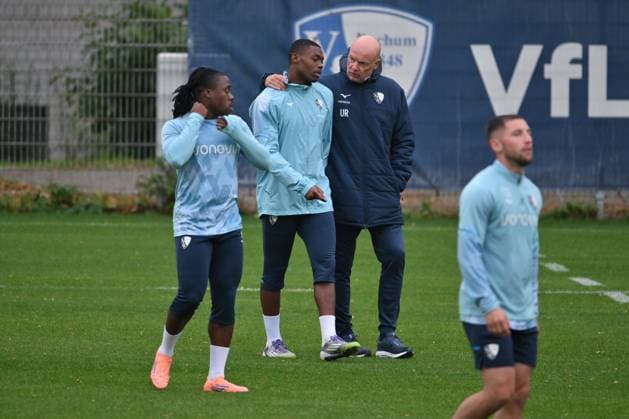 Trainer Uwe Rösler (VfL Bochum) mit Mathis Clairicia (VfL Bochum) 06.10.2025, Fussball 2. Bundesliga, Saison 2025 2026, Training VfL Bochum Bochum Nordrhein Westfalen Deutschland