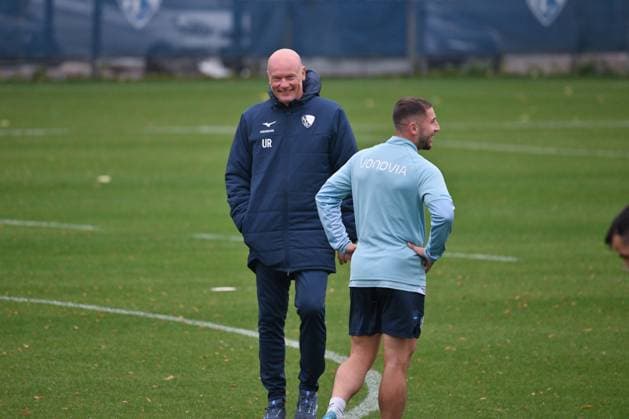Trainer Uwe Rösler (VfL Bochum), rechts Maximilian Wittek (VfL Bochum) 06.10.2025, Fussball 2. Bundesliga, Saison 2025 2026, Training VfL Bochum Bochum Nordrhein Westfalen Deutschland