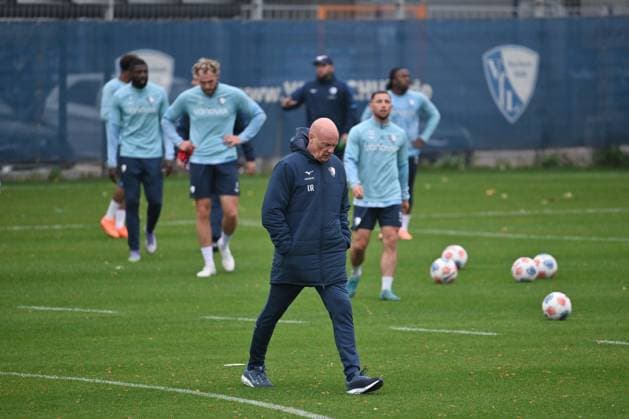 Trainer Uwe Rösler (VfL Bochum), hinten die Spieler 06.10.2025, Fussball 2. Bundesliga, Saison 2025 2026, Training VfL Bochum Bochum Nordrhein Westfalen Deutschland