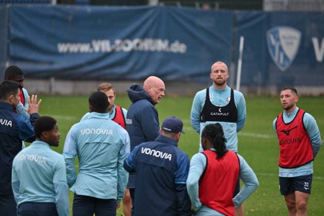 Trainer Uwe Rösler (VfL Bochum) mit den Spielern, rechts Philipp Hofmann (VfL Bochum), Maximilian Wittek (VfL Bochum) 06.10.2025, Fussball 2. Bundesliga, Saison 2025 2026, Training VfL Bochum Bochum Nordrhein Westfalen Deutschland