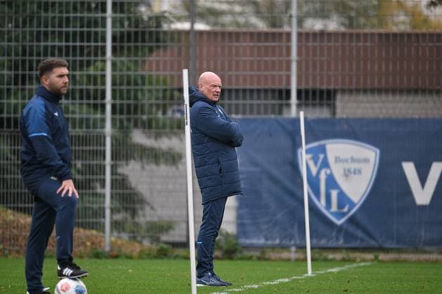 Trainer Uwe Rösler (VfL Bochum), links Co Trainer Alessandro Riedle (VfL Bochum) 06.10.2025, Fussball 2. Bundesliga, Saison 2025 2026, Training VfL Bochum Bochum Nordrhein Westfalen Deutschland