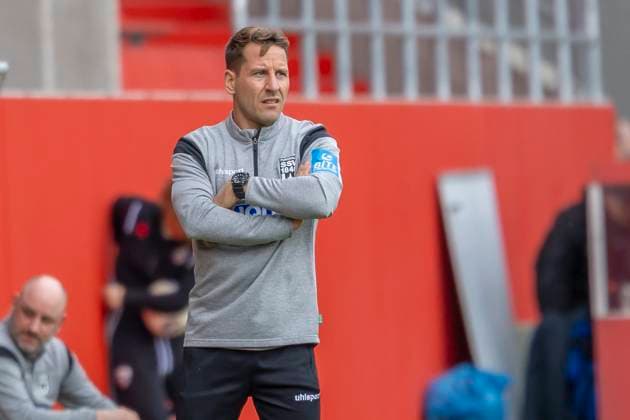 Ingolstadt, Deutschland 04. Oktober 2025: 3. Liga - 2025 2026 - FC Ingolstadt 04 vs. SSV Ulm Im Bild: Trainer Moritz Glasbrenner (SSV) nachdenklich auf dem Spielfeld. DFB regulations prohibit any use of photographs as image sequences and or quasi-video Audi Sportpark Bayern Copyright: xFotostandx xSchäferx