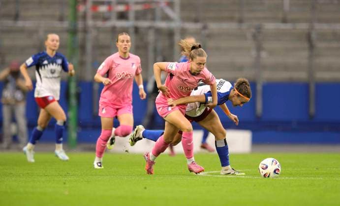 Foto : Valesca Ampoorter (Hoffenheim) gegen Melanie BRUNNTHALER (HSV) Fussball Damen Bundesliga am Mo. 06.10.2025 Hamburger SV - TSG Hoffenheim