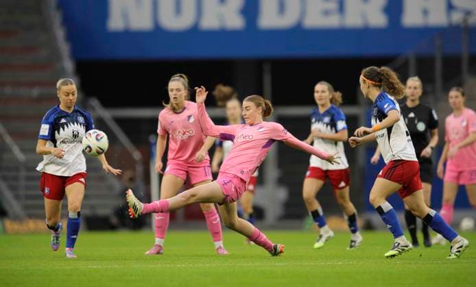Foto : Valesca Ampoorter (Hoffenheim) streckt sich gegen Svea STOLDT (HSV , links) Fussball Damen Bundesliga am Mo. 06.10.2025 Hamburger SV - TSG Hoffenheim