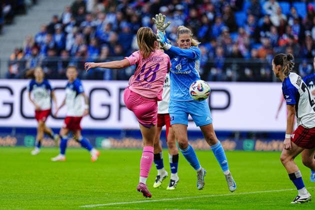 Valesca Ampoorter (TSG 1899 Hoffenheim, 18), Inga Schuldt (Hamburger SV, 01) GER, Hamburger SV vs. TSG 1899 Hoffenheim, Frauen, Fussball, 1. Bundesliga, Spieltag 5, Saison 2025 2026, 06.10.2025 GER, Hamburger SV vs. TSG 1899 Hoffenheim, Frauen, Fussball, 1. Bundesliga, Spieltag 5, Saison 2025 2026, 06.10.2025 Hamburg Copyright: xEibner-Pressefoto MarcelxvonxFehrnx EP_MFN