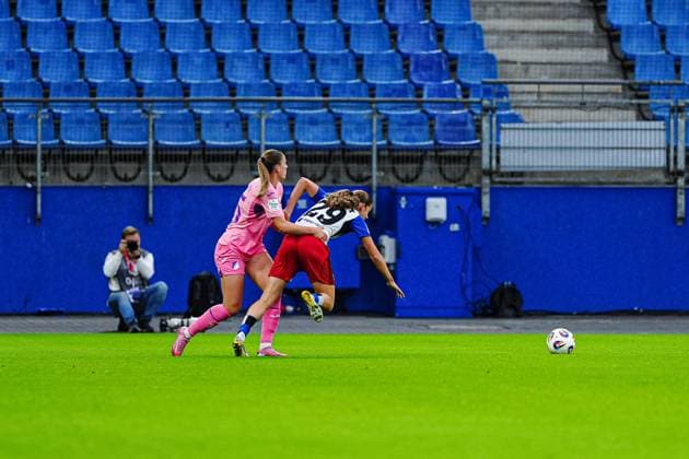 Melissa Koessler (TSG 1899 Hoffenheim, 25), Leni Eggert (Hamburger SV, 29) GER, Hamburger SV vs. TSG 1899 Hoffenheim, Frauen, Fussball, 1. Bundesliga, Spieltag 5, Saison 2025 2026, 06.10.2025 GER, Hamburger SV vs. TSG 1899 Hoffenheim, Frauen, Fussball, 1. Bundesliga, Spieltag 5, Saison 2025 2026, 06.10.2025 Hamburg Copyright: xEibner-Pressefoto MarcelxvonxFehrnx EP_MFN