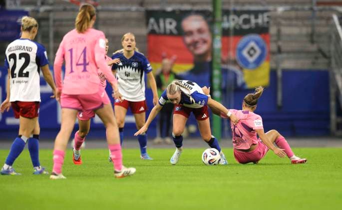 Foto : Dominika Grabowska (Hoffenheim) grätscht gegen Mia Büchele (HSV) Fussball Damen Bundesliga am Mo. 06.10.2025 Hamburger SV - TSG Hoffenheim
