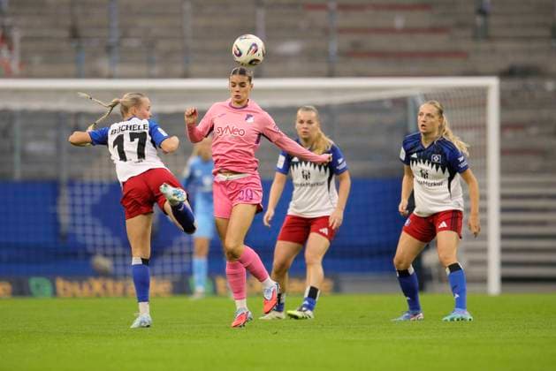 Foto : Selina CERCI (Hoffenheim) gegen Mia Büchele (HSV , links) Fussball Damen Bundesliga am Mo. 06.10.2025 Hamburger SV - TSG Hoffenheim