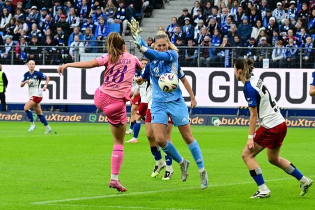 Fussball I Frauen I 1. Bundesliga l Hamburger SV Frauen - TSG Hoffenheim Frauen I 05. Spieltag I Saison 2025-2026 I 06.10.2025 I v.l. Ampoorter Valesca (TSG Hoffenheim Frauen) , Schuldt Inga (HSV Frauen) , Sportplatz : Volksparkstadion, Stellingen Hamburg Deutschland