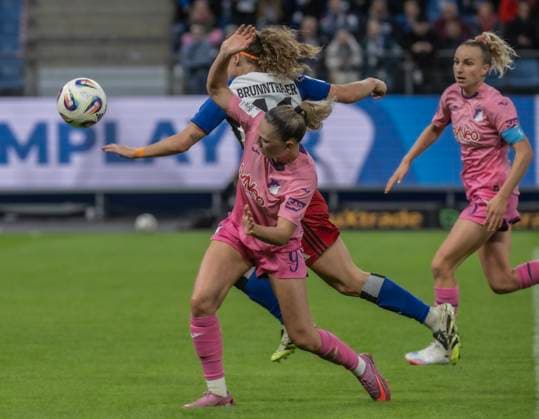 Hamburger SV vs TSG Hoffenheim 0:2 06.10.2025, Volksparkstadion, BundesLigaspiel, 1. Bundesliga Fraun, Hamburger SV vs TSG Hoffenheim 0:2 im Bild: Melanie Brunnthaler Hamburger SV gebremst von Jill Janssens und Vanessa Diehm TSG Hoffenheim Â