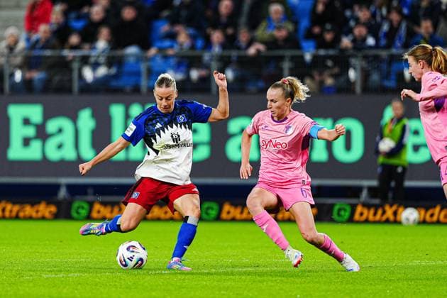 Sophie Hildebrand (Hamburger SV, 22), Vanessa Diehm (TSG 1899 Hoffenheim, 06) GER, Hamburger SV vs. TSG 1899 Hoffenheim, Frauen, Fussball, 1. Bundesliga, Spieltag 5, Saison 2025 2026, 06.10.2025 GER, Hamburger SV vs. TSG 1899 Hoffenheim, Frauen, Fussball, 1. Bundesliga, Spieltag 5, Saison 2025 2026, 06.10.2025 Hamburg Copyright: xEibner-Pressefoto MarcelxvonxFehrnx EP_MFN