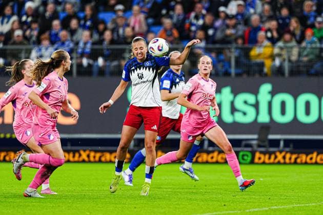 Torschuss Torchance per Kopfball Mia Buechele (Hamburger SV, 17) GER, Hamburger SV vs. TSG 1899 Hoffenheim, Frauen, Fussball, 1. Bundesliga, Spieltag 5, Saison 2025 2026, 06.10.2025 GER, Hamburger SV vs. TSG 1899 Hoffenheim, Frauen, Fussball, 1. Bundesliga, Spieltag 5, Saison 2025 2026, 06.10.2025 Hamburg Copyright: xEibner-Pressefoto MarcelxvonxFehrnx EP_MFN