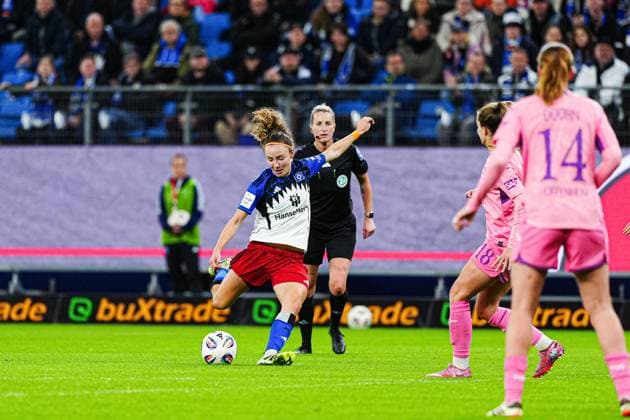Torschuss Torchance Melanie Brunnthaler (Hamburger SV, 11) GER, Hamburger SV vs. TSG 1899 Hoffenheim, Frauen, Fussball, 1. Bundesliga, Spieltag 5, Saison 2025 2026, 06.10.2025 GER, Hamburger SV vs. TSG 1899 Hoffenheim, Frauen, Fussball, 1. Bundesliga, Spieltag 5, Saison 2025 2026, 06.10.2025 Hamburg Copyright: xEibner-Pressefoto MarcelxvonxFehrnx EP_MFN