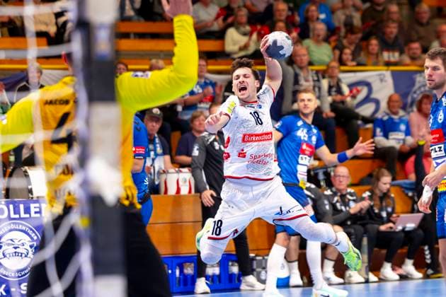 Tim Rüdiger (Nr. 18, TV 05 07 Hüttenberg) gegen Torhueter Nils Conrad (Nr. 49, VfL Lübeck-Schwartau). VfL Luebeck-Schwartau vs. TV 05 07 Hüttenberg, Handball, 2. Bundesliga, 06.10.25 Luebeck Schleswig-Holstein Germany Copyright: xAgentur54Gradx xFelixxKoenigx