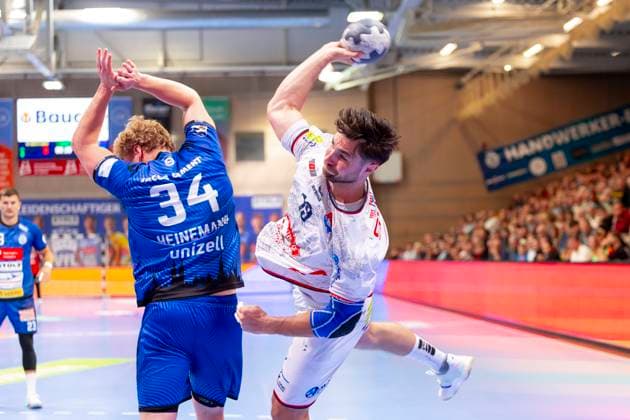 Vit Reichl (Nr. 19, TV 05 07 Hüttenberg) gegen Thore Kjell Heinemann (Nr. 34, VfL Lübeck-Schwartau). VfL Luebeck-Schwartau vs. TV 05 07 Hüttenberg, Handball, 2. Bundesliga, 06.10.25 Luebeck Schleswig-Holstein Germany Copyright: xAgentur54Gradx xFelixxKoenigx