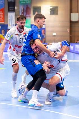 Vit Reichl (Nr. 19, TV 05 07 Hüttenberg) gegen Janik Schrader (Nr. 23, VfL Lübeck-Schwartau). VfL Luebeck-Schwartau vs. TV 05 07 Hüttenberg, Handball, 2. Bundesliga, 06.10.25 Luebeck Schleswig-Holstein Germany Copyright: xAgentur54Gradx xFelixxKoenigx