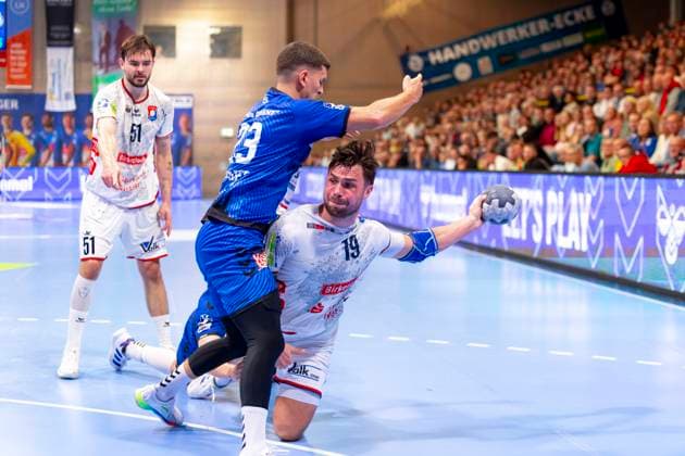 Vit Reichl (Nr. 19, TV 05 07 Hüttenberg) gegen Janik Schrader (Nr. 23, VfL Lübeck-Schwartau). VfL Luebeck-Schwartau vs. TV 05 07 Hüttenberg, Handball, 2. Bundesliga, 06.10.25 Luebeck Schleswig-Holstein Germany Copyright: xAgentur54Gradx xFelixxKoenigx