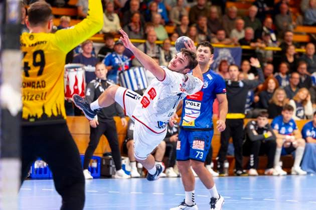 Lasse Ohl (Nr. 11, TV 05 07 Hüttenberg) gegen Torhueter Nils Conrad (Nr. 49, VfL Lübeck-Schwartau). VfL Luebeck-Schwartau vs. TV 05 07 Hüttenberg, Handball, 2. Bundesliga, 06.10.25 Luebeck Schleswig-Holstein Germany Copyright: xAgentur54Gradx xFelixxKoenigx