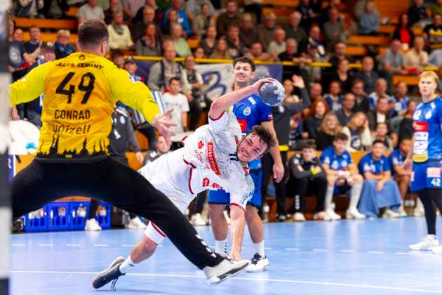 Lasse Ohl (Nr. 11, TV 05 07 Hüttenberg) gegen Torhueter Nils Conrad (Nr. 49, VfL Lübeck-Schwartau). VfL Luebeck-Schwartau vs. TV 05 07 Hüttenberg, Handball, 2. Bundesliga, 06.10.25 Luebeck Schleswig-Holstein Germany Copyright: xAgentur54Gradx xFelixxKoenigx