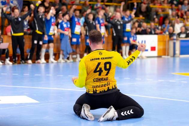 Torhueter Nils Conrad (Nr. 49, VfL Lübeck-Schwartau) freuen sich jubeln. VfL Luebeck-Schwartau vs. TV 05 07 Hüttenberg, Handball, 2. Bundesliga, 06.10.25 Luebeck Schleswig-Holstein Germany Copyright: xAgentur54Gradx xFelixxKoenigx