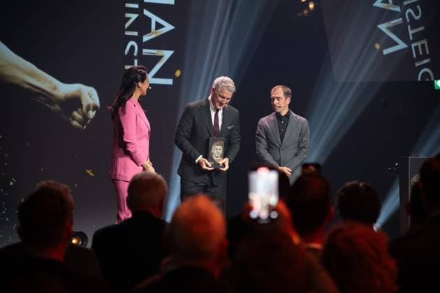 Dortmund am 6.Oktober 2025 HALL OF FAME-Preisverleihung 2025 im Deutschen Fußballmuseum v.,l., Moderatorin Esther Sedlaczek, Bastian Schweinsteiger und Laudator Philipp Lahm Copyright: JoaquimxFerreira