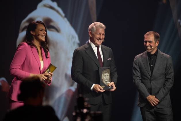 Dortmund am 6.Oktober 2025 HALL OF FAME-Preisverleihung 2025 im Deutschen Fußballmuseum v.,l., Moderatorin Esther Sedlaczek, Bastian Schweinsteiger und Laudator Philipp Lahm Copyright: JoaquimxFerreira